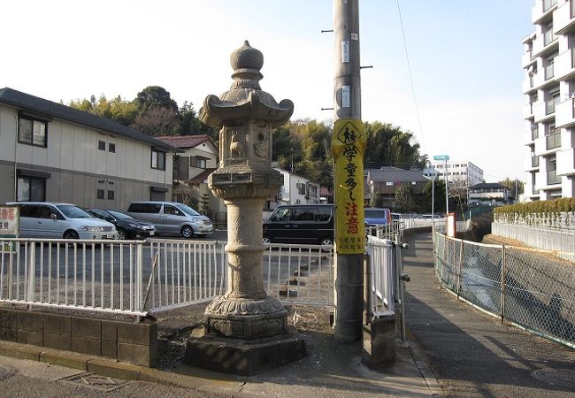 平川の大燈籠は、江戸の薩摩屋敷に奉公にあがっていた娘さんが貰い受けたと伝えられています。