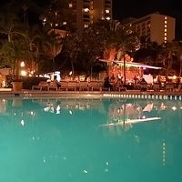 プール付のテラスでカクテルを楽しむ