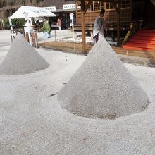 有名な立砂は、神山をかたどったもの