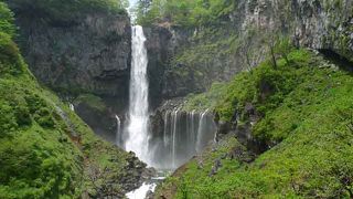 新緑の美しい 「華厳の滝」