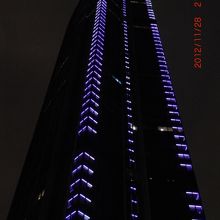 夜のモンパルナスタワー