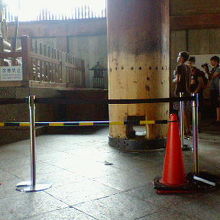 体が通るとご利益がある柱です。狭い…。