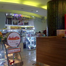 ショッピングセンター部分の様子。結構混んでいました。