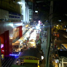 BTS（右側の高架）と直結。外には露天も立ちます。