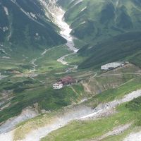 中央の赤い屋根の建物がロッジ立山連峰。