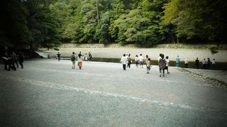 清流とされ和歌にも多く歌われた川です