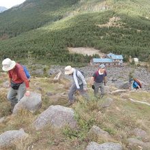 網笠山に登っています。下に、青年小屋が見える。