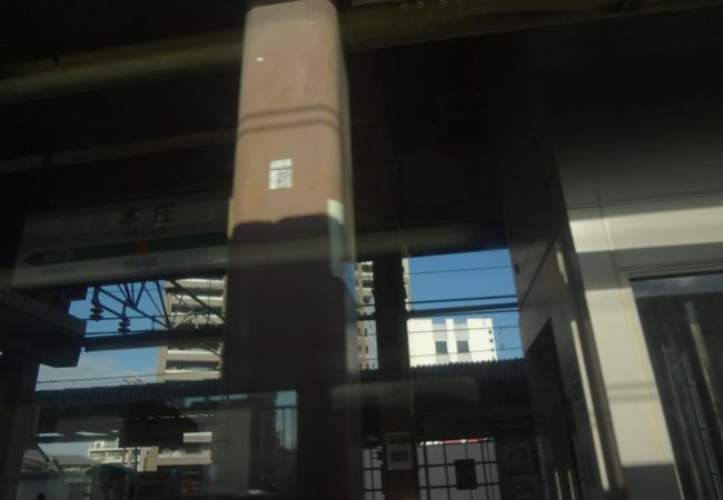 新幹線の駅は2キロ離れている。