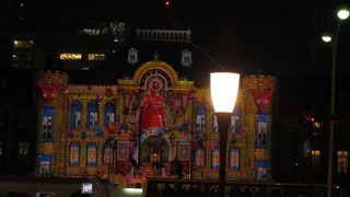 東京駅のプロジェクションマッピング−は大混雑でした。