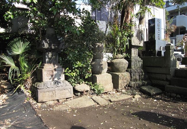 宝篋印塔は経文を納めておく供養塔です。