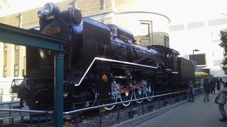 国立科学博物館の外に展示されているのが「蒸気機関車D51231」　～上野～