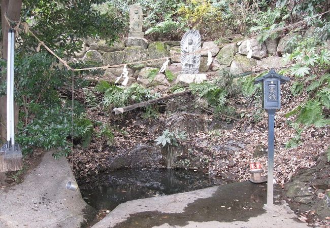 不動の滝は旧大山街道沿いにある霊験あらたかな滝です。