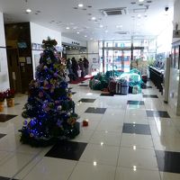 預け荷物はフロント前に無造作です。