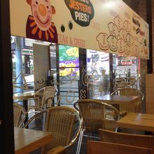 お店もかわいく、店内・テラスそれぞれ１０席ほどです