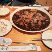 甘辛い味付け絶妙です★つけあわせのチキンとサラダもおいしい★