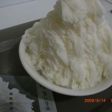 白すぎてわからないが、杏仁豆腐も載ってる