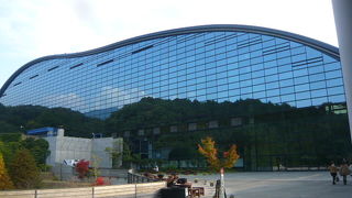 常設展の文化交流展示室の館内は薄暗く分かりづらい