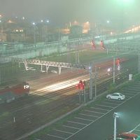 客室の窓から列車が見える