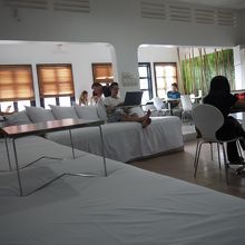 ２Fにはカフェ。特大ソファーがあります。