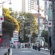 東京大神宮の木立が見えてきた