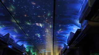 トンネルに入ると、列車の天井いっぱいに、星座や花が映し出される演出