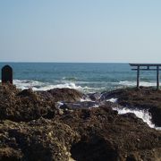 海に向かってたつ鳥居と海水浴場