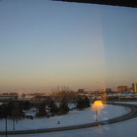 遠くに鉄道が走っている窓の外の幻想的な風景