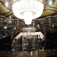 けばけばしいが古臭い