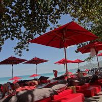 プールサイド。ベッドはとても使い心地が良いです。