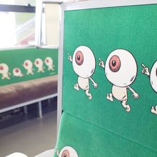 電車の中も目玉のおやじだらけ!