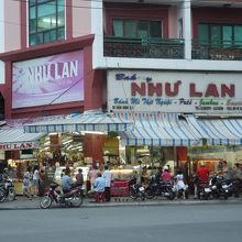 バインミーは外の屋台で売られています。