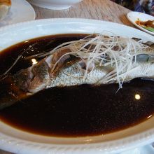 川魚。（魚名は不明）。醤油味で美味しい。まるごと一匹