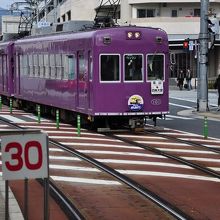 大きな電車が路面を走るので驚きます