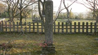 「史跡 吉崎御坊跡」の石碑、御坊の本堂跡がある吉崎山（御山）