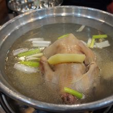 最初は澄んだスープのタッカンマリ