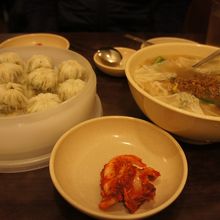 マンドゥとカルグクスとおまけのキムチ