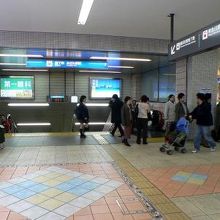 地下鉄に降りるかいだんです。