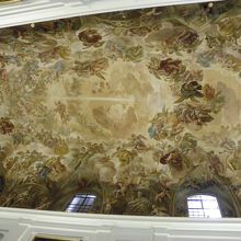 暗い地上を心配そうに見る天使たち