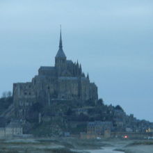 夜明けのモンサンミッシェルには灯が漏れていました。