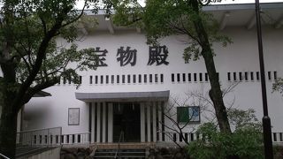 奉納された貴重な品が展示