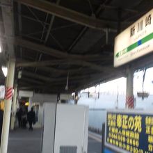 この場所は長く新鶴見操車場の外れにあり、駅の出口も鹿島田跨線