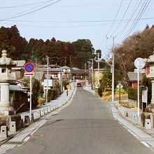 京成の駅から参道がのびる