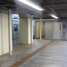 横浜線ホームのトイレ