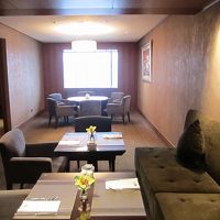 広いクラブラウンジ