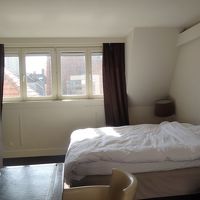 窓から教会が見える