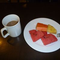 朝食のフルーツ、コーヒー、シリアルは食べ放題。