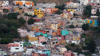 小さくて可愛い街並みと活気ある広場