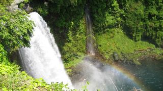 白糸近くの豪快な虹の滝