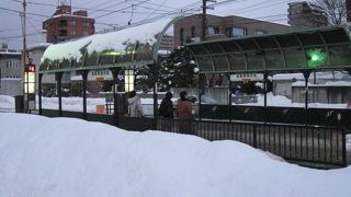 あまり使えそうもない待合所がありました