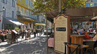 「夜のカフェテラス」